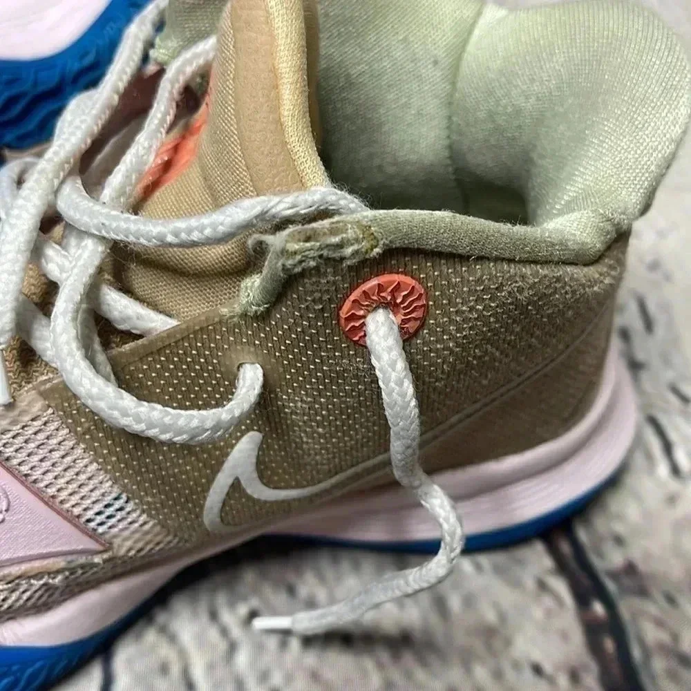 Nike Kyrie 7 1 World 1 People Youth size 4 Sneakers